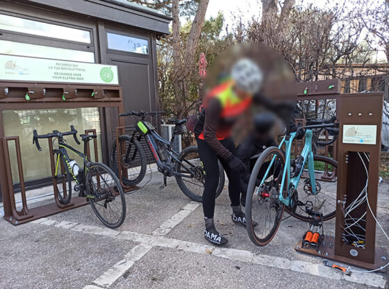 Cicloturismo, il Parco archeologico Naxos Taormina attiva la stazione di ricarica per bici elettriche