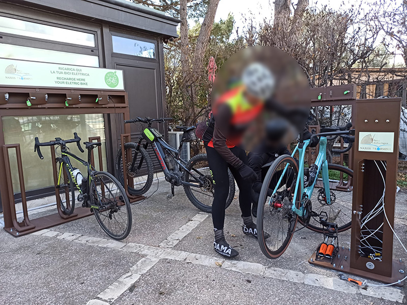 Cicloturismo, il Parco archeologico Naxos Taormina attiva la stazione di ricarica per bici elettriche